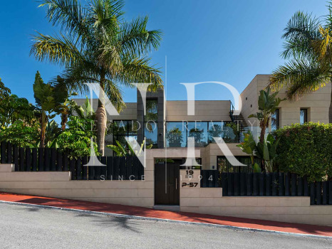 Villa à vendre à Parcelas del Golf, dans une résidence fermée, à Nueva Andalucía