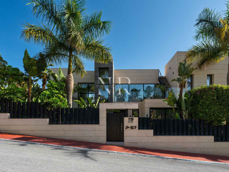 Villa for sale in Parcelas del Golf, in a gated community, Nueva Andalucía