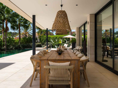 Villa for sale in Parcelas del Golf, in a gated community, Nueva Andalucía