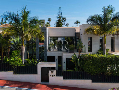 Villa for sale in Parcelas del Golf, in a gated community, Nueva Andalucía