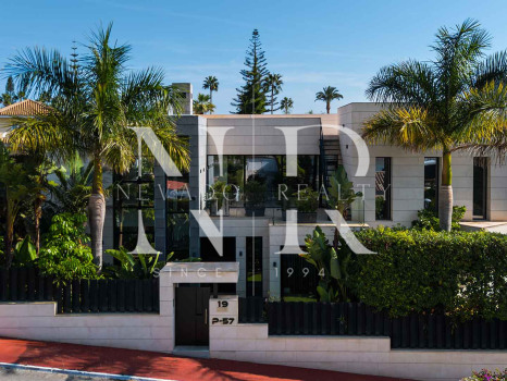Villa à vendre à Parcelas del Golf, dans une résidence fermée, à Nueva Andalucía