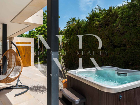 Villa à vendre à Parcelas del Golf, dans une résidence fermée, à Nueva Andalucía