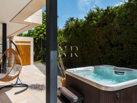 Villa for sale in Parcelas del Golf, in a gated community, Nueva Andalucía