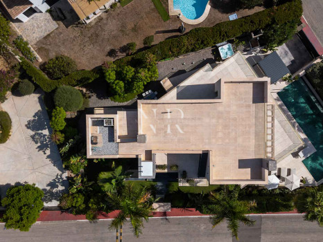 Villa for sale in Parcelas del Golf, in a gated community, Nueva Andalucía