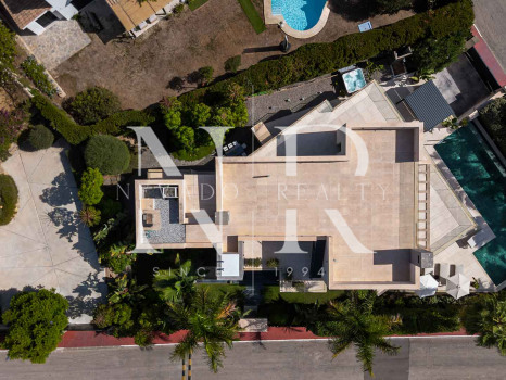 Villa à vendre à Parcelas del Golf, dans une résidence fermée, à Nueva Andalucía
