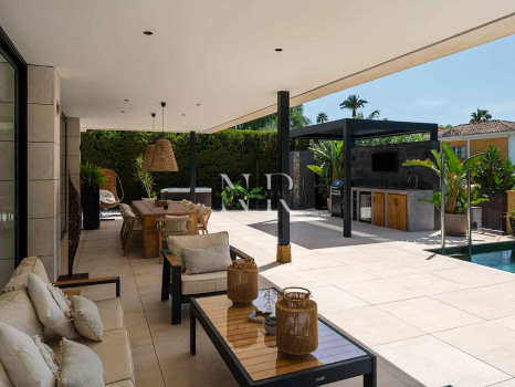 Villa for sale in Parcelas del Golf, in a gated community, Nueva Andalucía