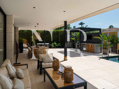 Villa à vendre à Parcelas del Golf, dans une résidence fermée, à Nueva Andalucía