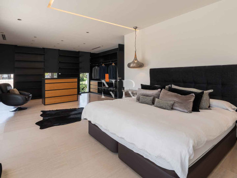 Villa for sale in Parcelas del Golf, in a gated community, Nueva Andalucía