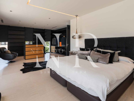 Villa à vendre à Parcelas del Golf, dans une résidence fermée, à Nueva Andalucía