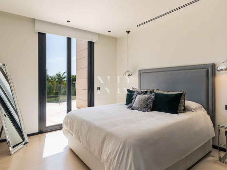 Villa for sale in Parcelas del Golf, in a gated community, Nueva Andalucía