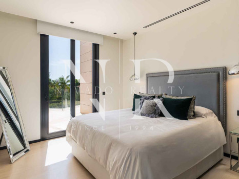 Villa à vendre à Parcelas del Golf, dans une résidence fermée, à Nueva Andalucía