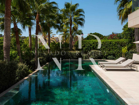 Villa à vendre à Parcelas del Golf, dans une résidence fermée, à Nueva Andalucía