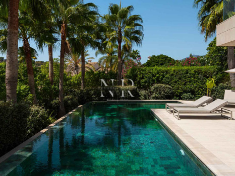 Villa for sale in Parcelas del Golf, in a gated community, Nueva Andalucía