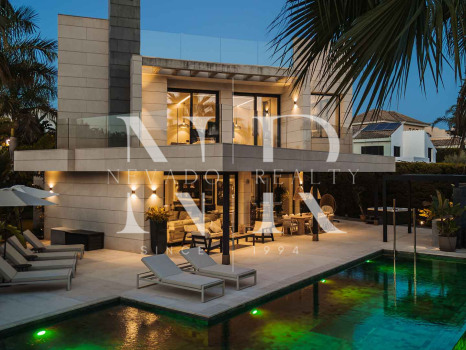 Villa à vendre à Parcelas del Golf, dans une résidence fermée, à Nueva Andalucía