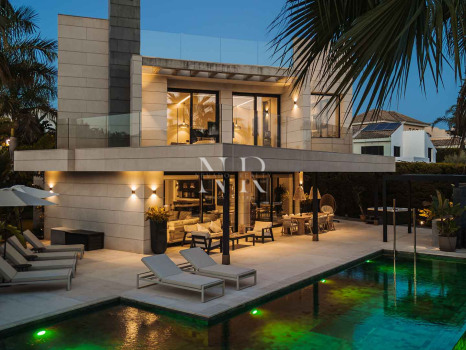 Villa for sale in Parcelas del Golf, in a gated community, Nueva Andalucía