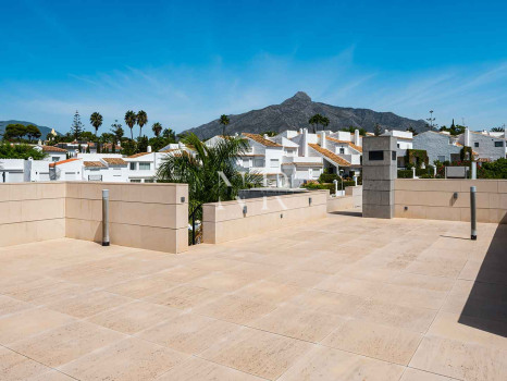 Villa for sale in Parcelas del Golf, in a gated community, Nueva Andalucía