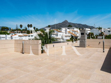 Villa à vendre à Parcelas del Golf, dans une résidence fermée, à Nueva Andalucía