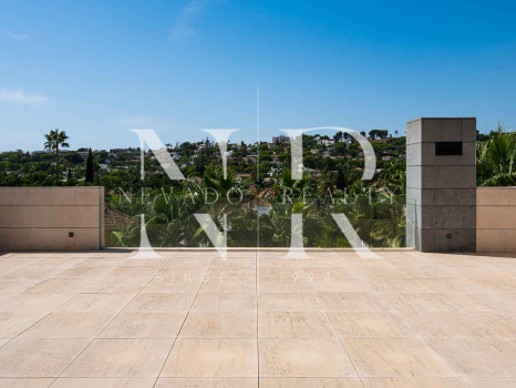 Villa à vendre à Parcelas del Golf, dans une résidence fermée, à Nueva Andalucía