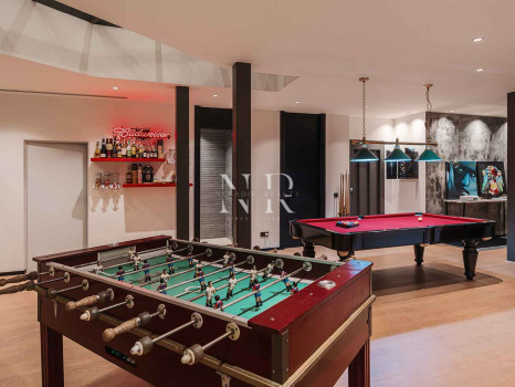 Villa for sale in Parcelas del Golf, in a gated community, Nueva Andalucía