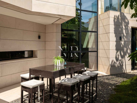 Villa for sale in Parcelas del Golf, in a gated community, Nueva Andalucía