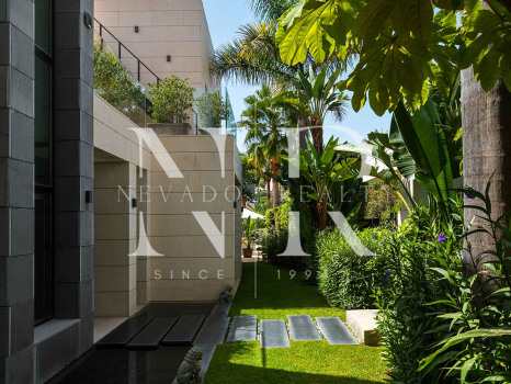 Villa à vendre à Parcelas del Golf, dans une résidence fermée, à Nueva Andalucía