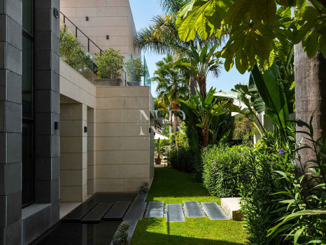 Villa for sale in Parcelas del Golf, in a gated community, Nueva Andalucía