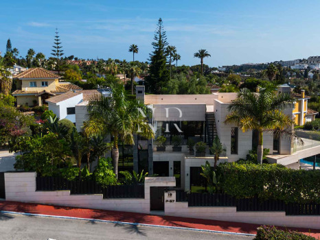 Villa for sale in Parcelas del Golf, in a gated community, Nueva Andalucía