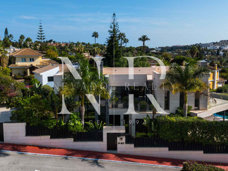 Villa à vendre à Parcelas del Golf, dans une résidence fermée, à Nueva Andalucía