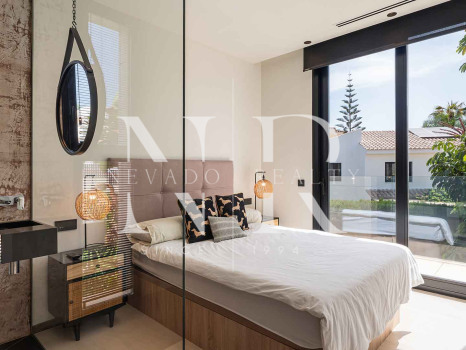 Villa à vendre à Parcelas del Golf, dans une résidence fermée, à Nueva Andalucía