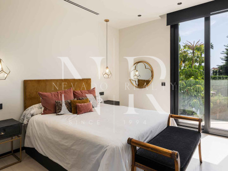 Villa à vendre à Parcelas del Golf, dans une résidence fermée, à Nueva Andalucía