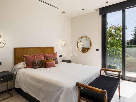 Villa for sale in Parcelas del Golf, in a gated community, Nueva Andalucía