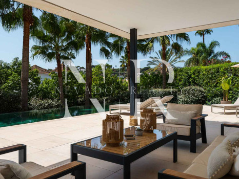 Villa à vendre à Parcelas del Golf, dans une résidence fermée, à Nueva Andalucía