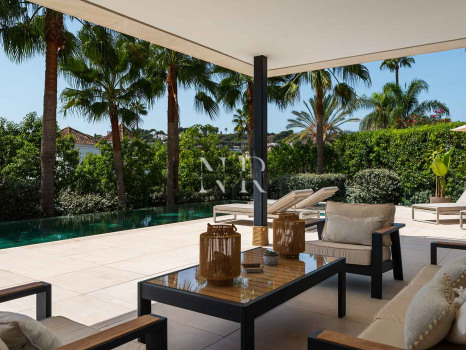 Villa for sale in Parcelas del Golf, in a gated community, Nueva Andalucía