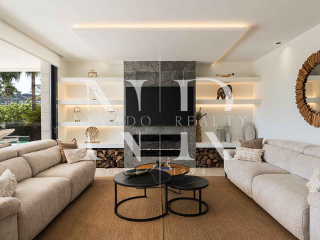 Villa à vendre à Parcelas del Golf, dans une résidence fermée, à Nueva Andalucía