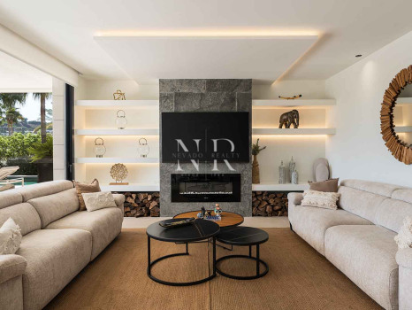 Villa for sale in Parcelas del Golf, in a gated community, Nueva Andalucía