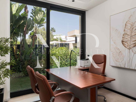 Villa à vendre à Parcelas del Golf, dans une résidence fermée, à Nueva Andalucía