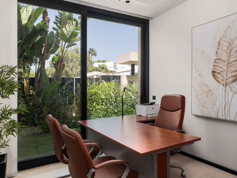 Villa for sale in Parcelas del Golf, in a gated community, Nueva Andalucía