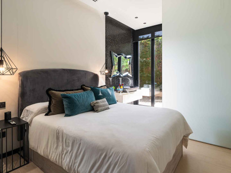 Villa for sale in Parcelas del Golf, in a gated community, Nueva Andalucía