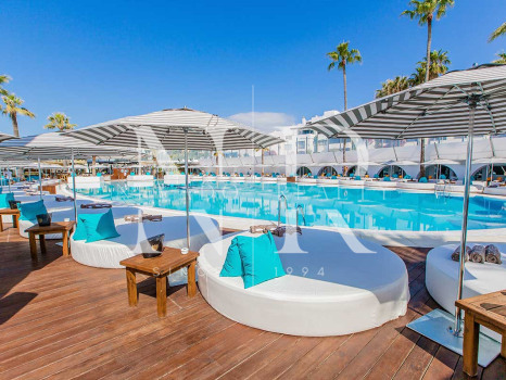 Villa en Estepona en primera línea de golf a la venta
