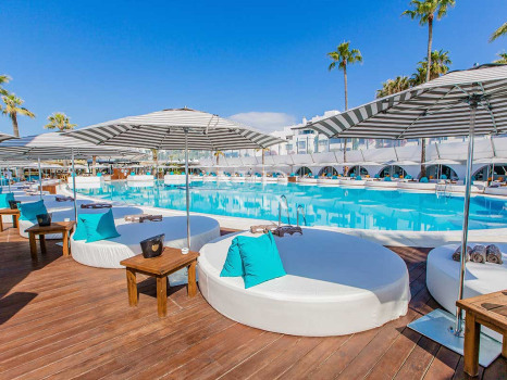 Villa en Estepona en primera línea de golf a la venta