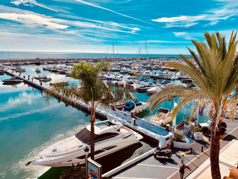 Villa en Estepona en primera línea de golf a la venta