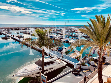 Villa en Estepona en primera línea de golf a la venta