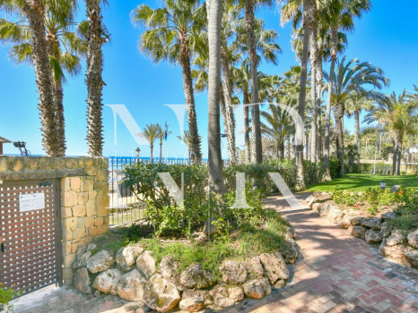 Apartamento en Las Cañas Beach, en primera línea de playa de la Milla de Oro en venta