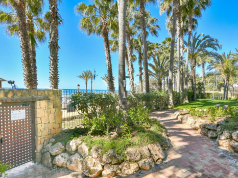 Flat in Las Cañas Beach, front line beach on the Golden Mile for sale