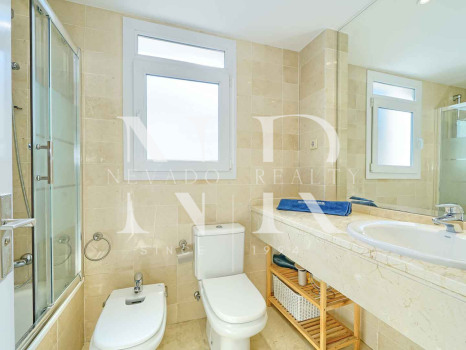 Apartamento en Las Cañas Beach, en primera línea de playa de la Milla de Oro en venta