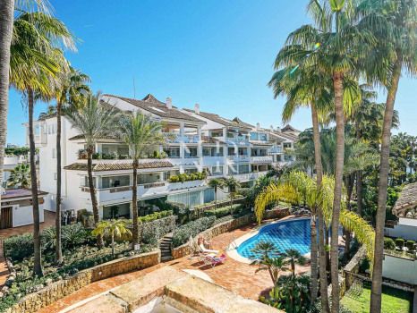 Flat in Las Cañas Beach, front line beach on the Golden Mile for sale