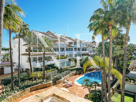 Apartamento en Las Cañas Beach, en primera línea de playa de la Milla de Oro en venta