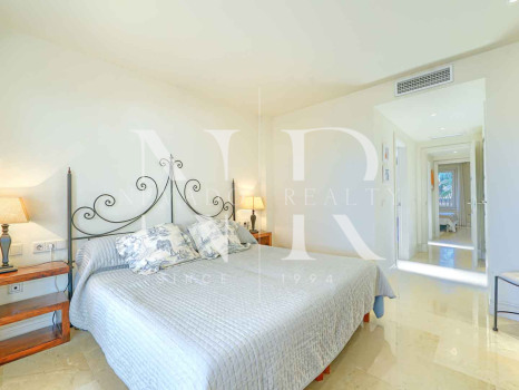 Apartamento en Las Cañas Beach, en primera línea de playa de la Milla de Oro en venta