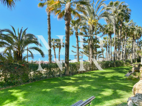 Apartamento en Las Cañas Beach, en primera línea de playa de la Milla de Oro en venta