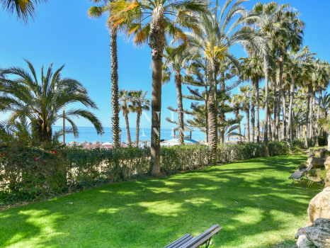 Flat in Las Cañas Beach, front line beach on the Golden Mile for sale